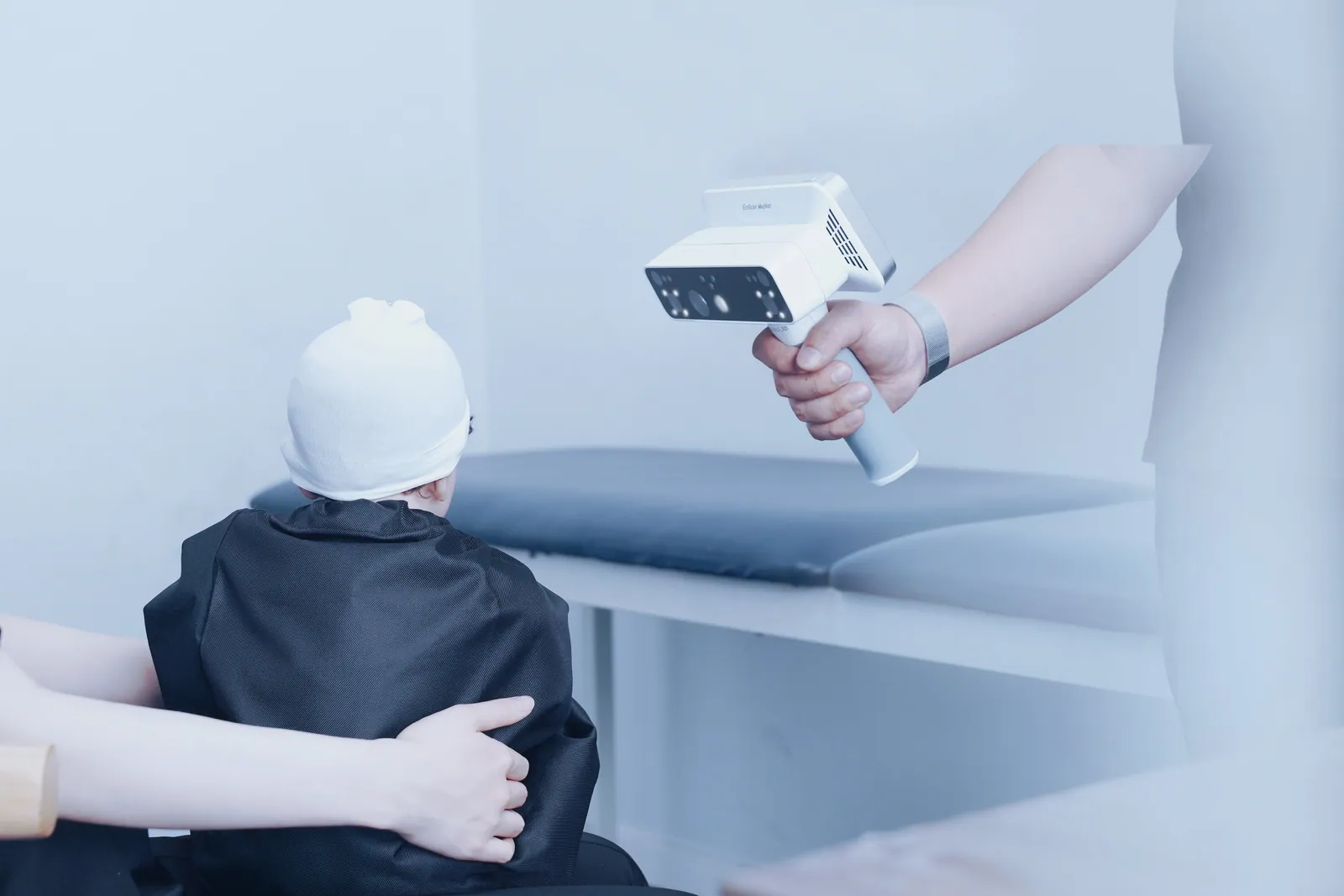 Numérisation crânienne sans contact d’un jeune patient avec l’EinScan Medixa