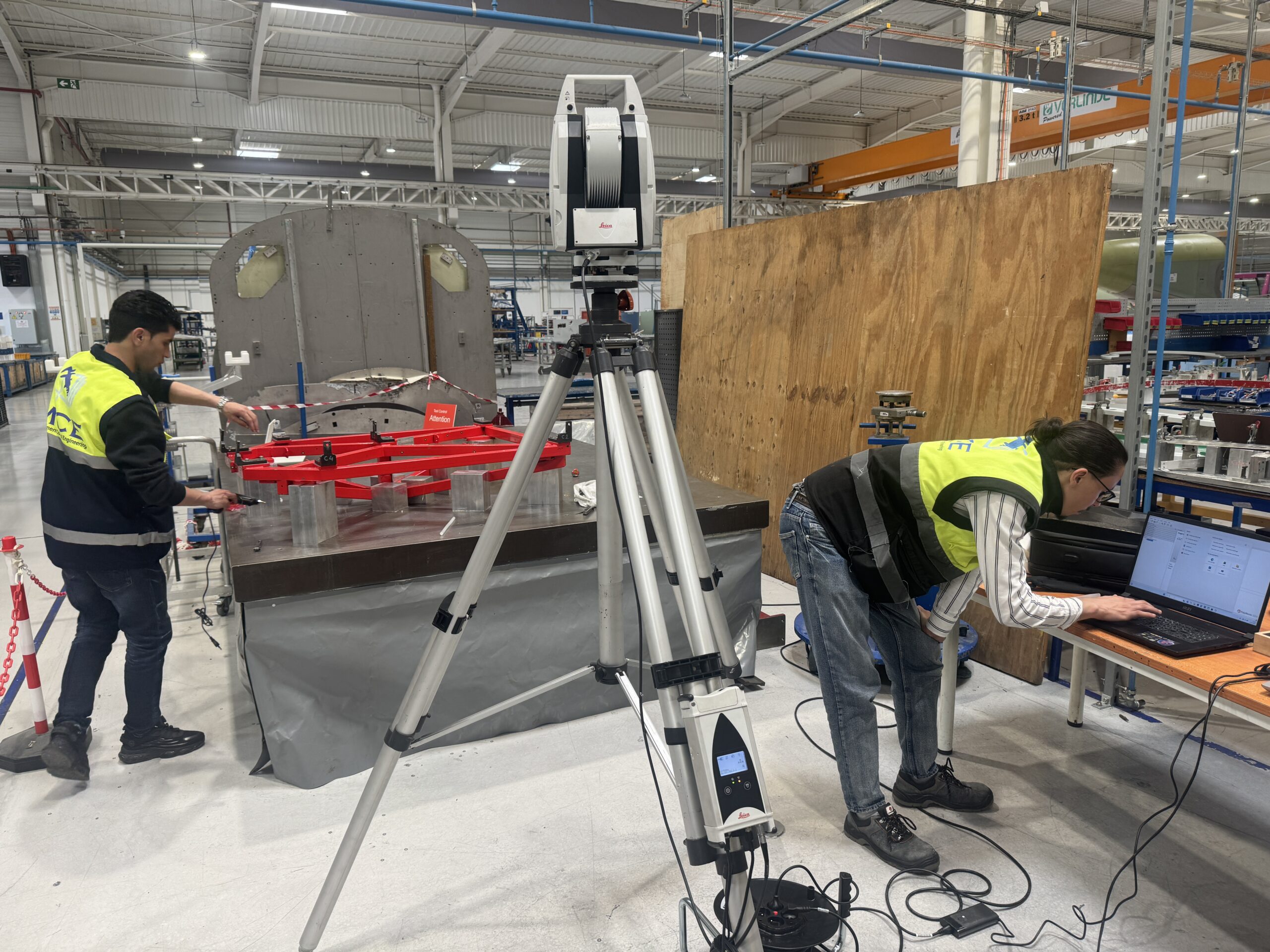 Équipe MCE réalisant une mesure 3D sur un site industriel
