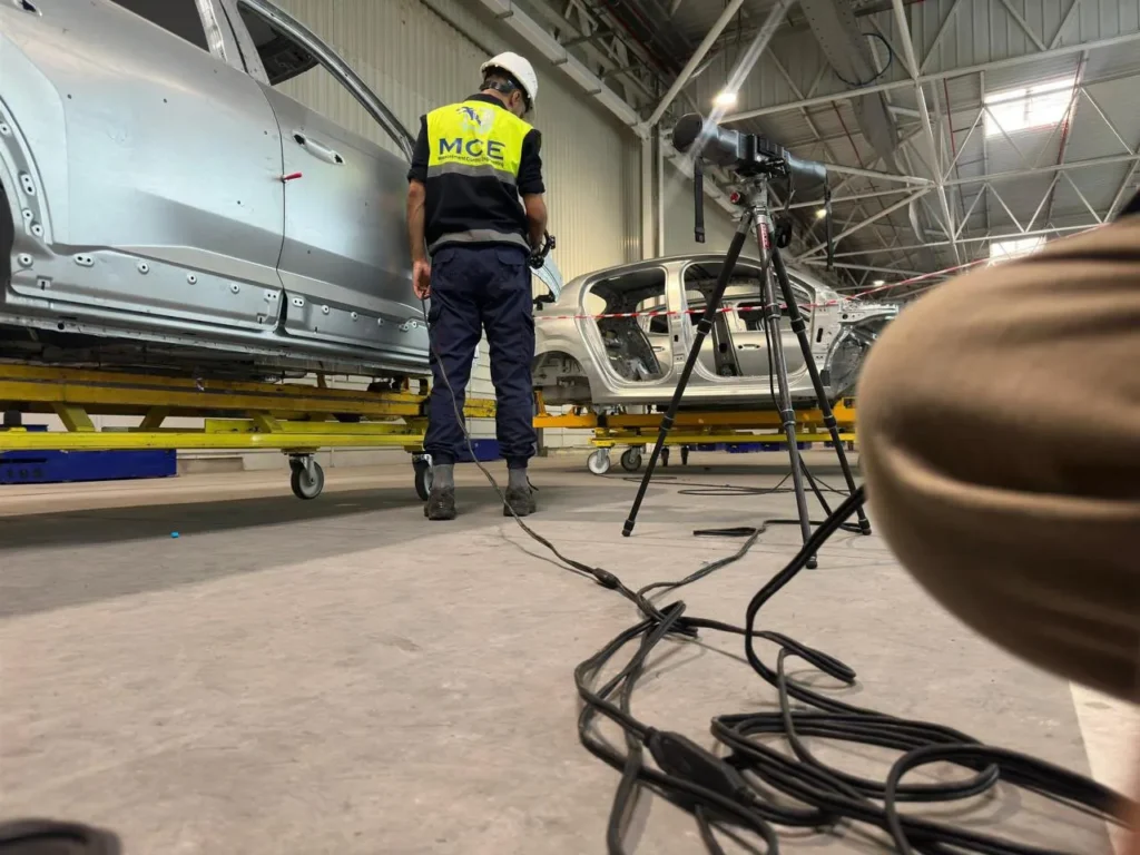 Technicien MCE réalisant une mesure 3D sur une ligne de carrosserie automobile